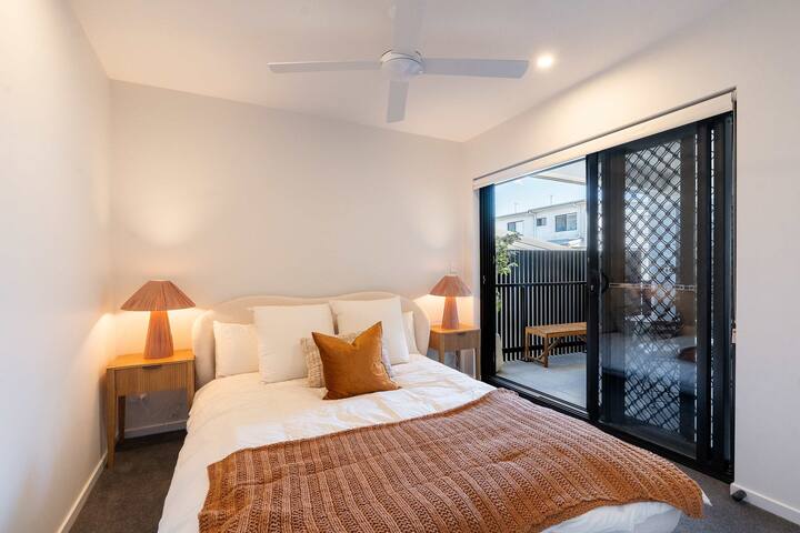 New Spacious/Rooftop/EV/3BD/Shops/parkings gallery image 2