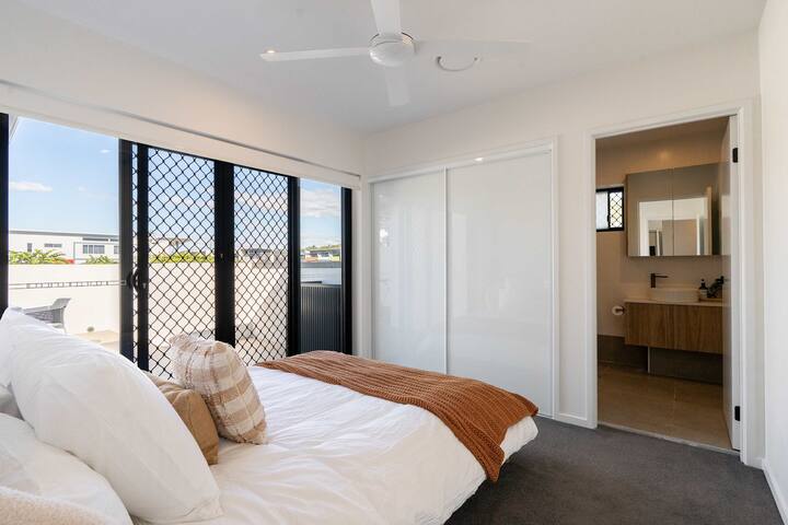 New Spacious/Rooftop/EV/3BD/Shops/parkings gallery image 3