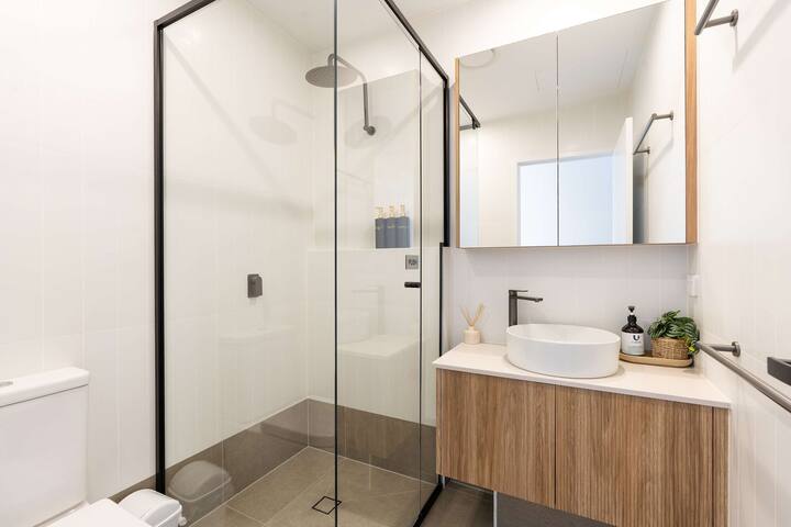 New Spacious/Rooftop/EV/3BD/Shops/parkings gallery image 5