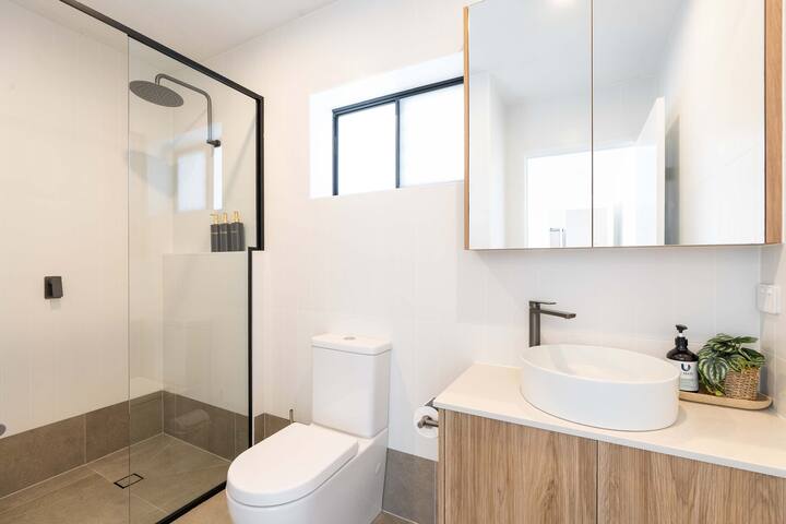 New Spacious/Rooftop/EV/3BD/Shops/parkings gallery image 4