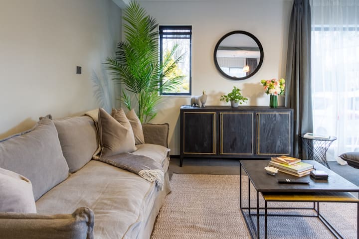 Rare Find 3 Bed Cbd Single Level With 2 Car Parks - Christchurch