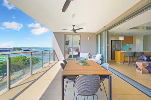 Lagoon Waterfront Oasis, relaxing balcony & BBQ