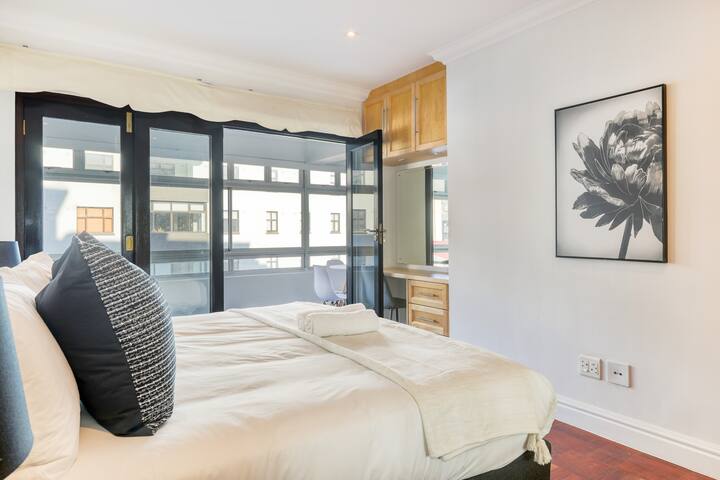 Beachfront Bliss – Sea Views & Balcony gallery image 5