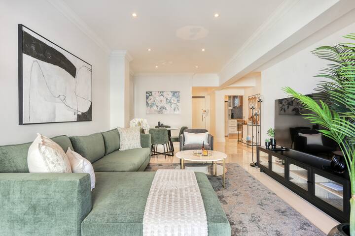 Beachfront Bliss – Sea Views & Balcony gallery image 3