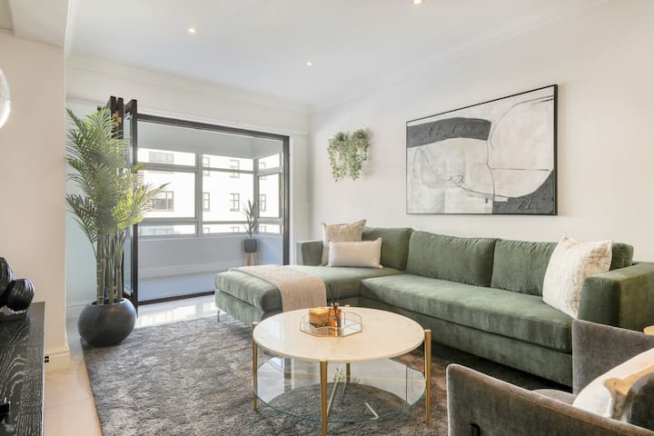 Beachfront Bliss – Sea Views & Balcony