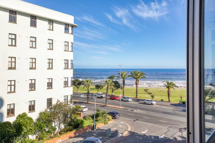 Beachfront Bliss – Sea Views & Balcony gallery image 2