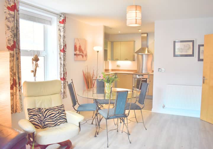 Pristine 2-bedroom Flat + Parking | Heart Of City - Chichester