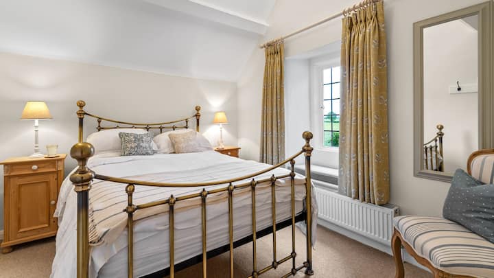 Საძინებელი, რომელიც ზის ჭერმის სახურავის ქვეშ, საძინებელში არის ორადგილიანი საწოლი