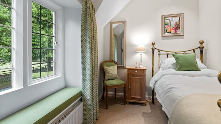 Ამ ერთადგილიან საძინებელში არის ღია ცის ქვეშ მწვანე ტონები, რომლებიც შეესაბამება ხეებს მშვიდი ზოლის გასწვრივ