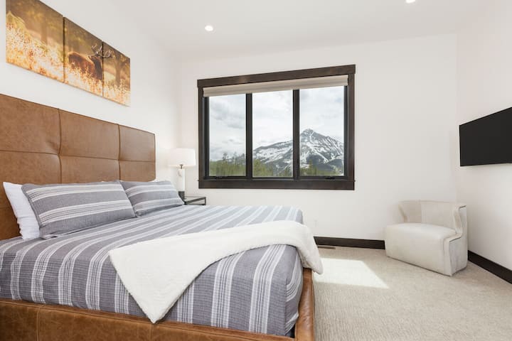 King -size Bed | Upper Level