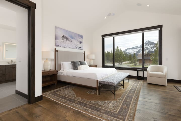 Primary Bedroom | King-size Bed | Main Level