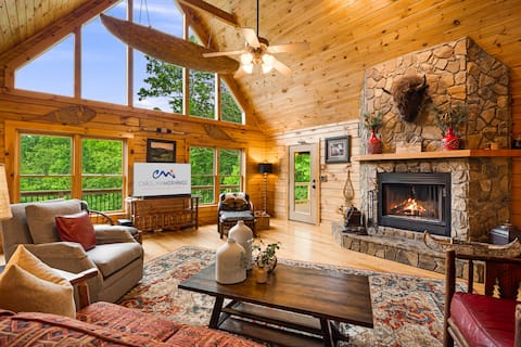 Hot Tub + Biltmore Pass | Cozy Log Cabin