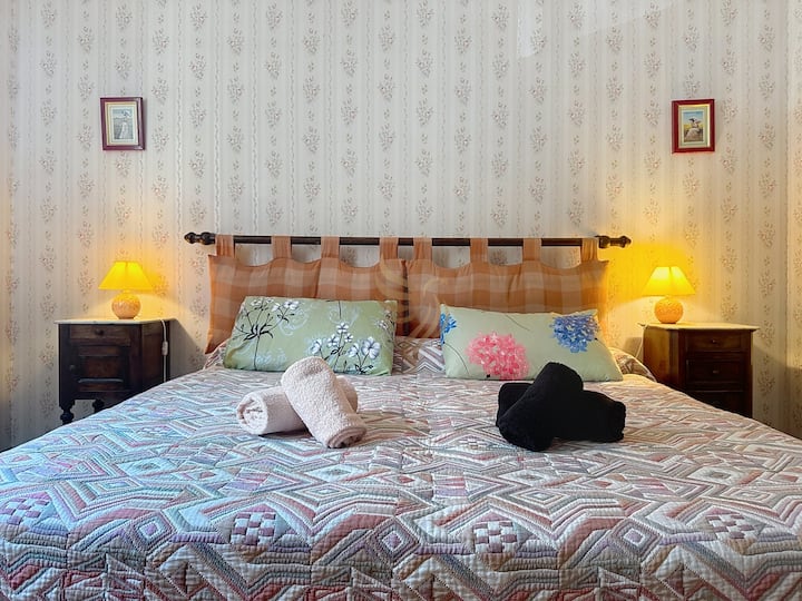 เตียงขนาดคิงไซส์ที่อบอุ่นและน่าอยู่ มีไฟส่องสว่างอยู่ทั้ง 2 ด้าน