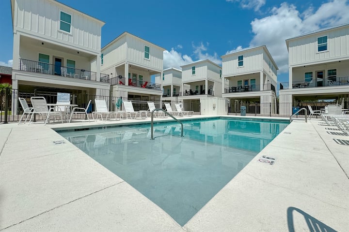 Steps To Beach! Heated Pool & Modern Luxury - Gulf Shores, AL