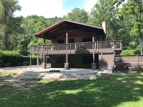 Riverview Lodge - Riverfront Home with Hot Tub