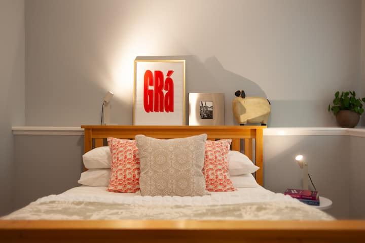 Priestranná spálňa s manželskou posteľou