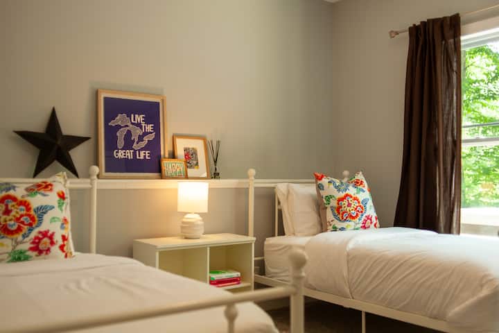 Útulná spálňa s 2 oddelenými posteľami