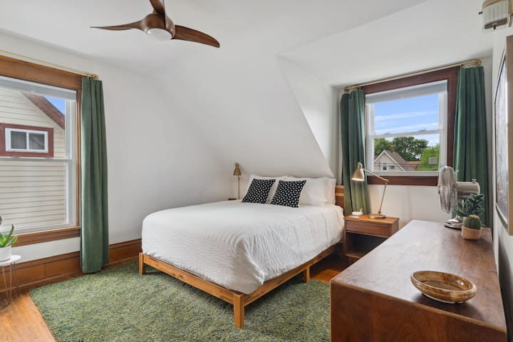 1. spavaća soba – bračni krevet na gornjem katu