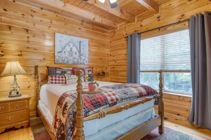 Spavaća soba 3 s bračnim krevetom, TV-om, stropnim ventilatorom i pristupom zajedničkoj kupaonici.
