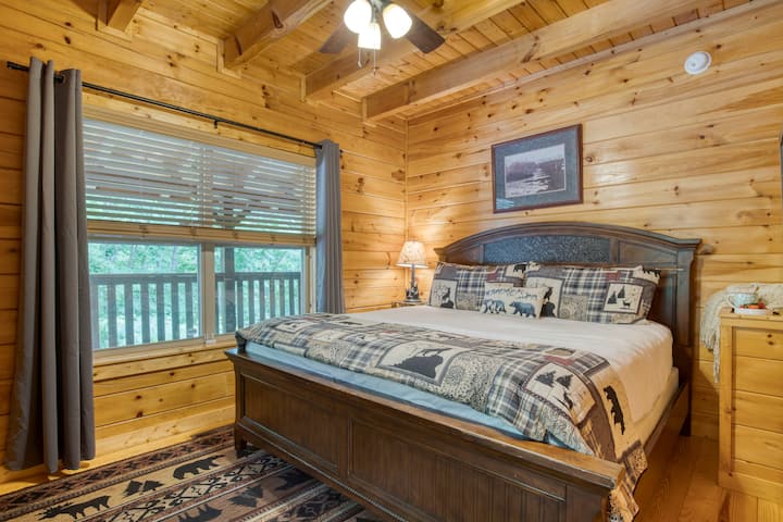 Druga spavaća soba s velikim bračnim krevetom, TV-om, stropnim ventilatorom i pristupom zajedničkoj kupaonici.
