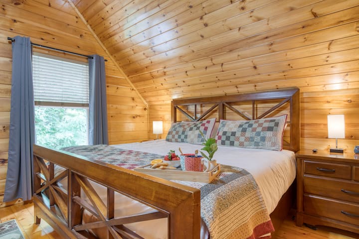 Glavna spavaća soba s velikim bračnim krevetom, TV-om i kupaonicom.
