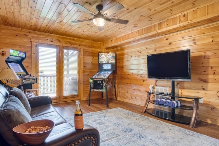 Soba za zabavu s opremom za igranje igara i televizorom.