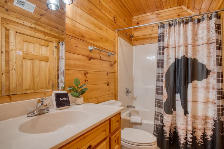 Kupaonica s kombiniranom tuš-kadom, jednostrukim umivaonikom i WC školjkom. Praktična lokacija za zajednički pristup iz zajedničkih prostorija ili više spavaćih soba.
