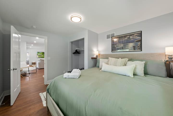 Спална соба со брачен кревет (широк 180 – 200 см), главно ниво, заедничка бања