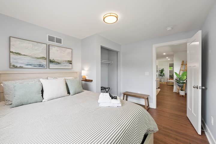 Спална соба со брачен кревет (широк 150 – 179 см), главно ниво, заедничка бања