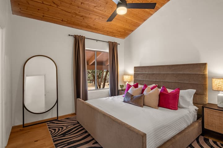 [Bedroom 2] King size bed and ensuite bathroom