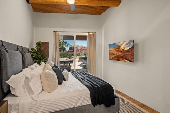 [Bedroom 6] King size bed and ensuite bathroom