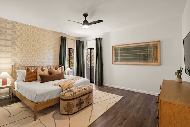 [Bedroom 12] Guest house king size bed and ensuite