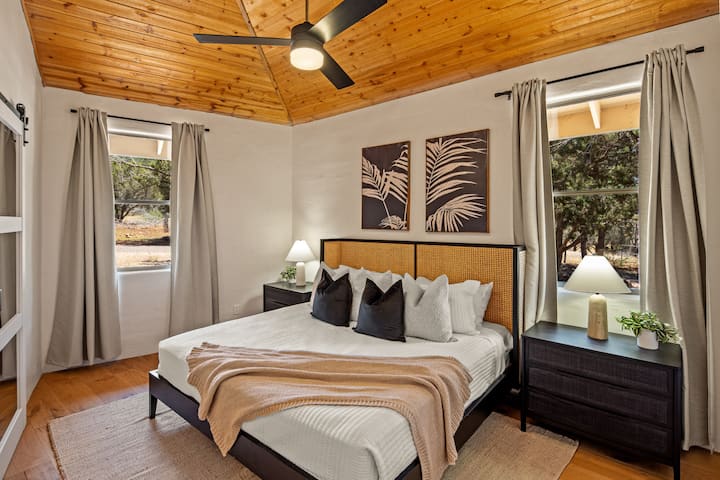 [Bedroom 3] King size bed and ensuite bathroom