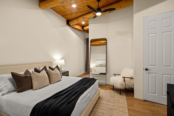 [Bedroom 5] King size bed and ensuite bathroom