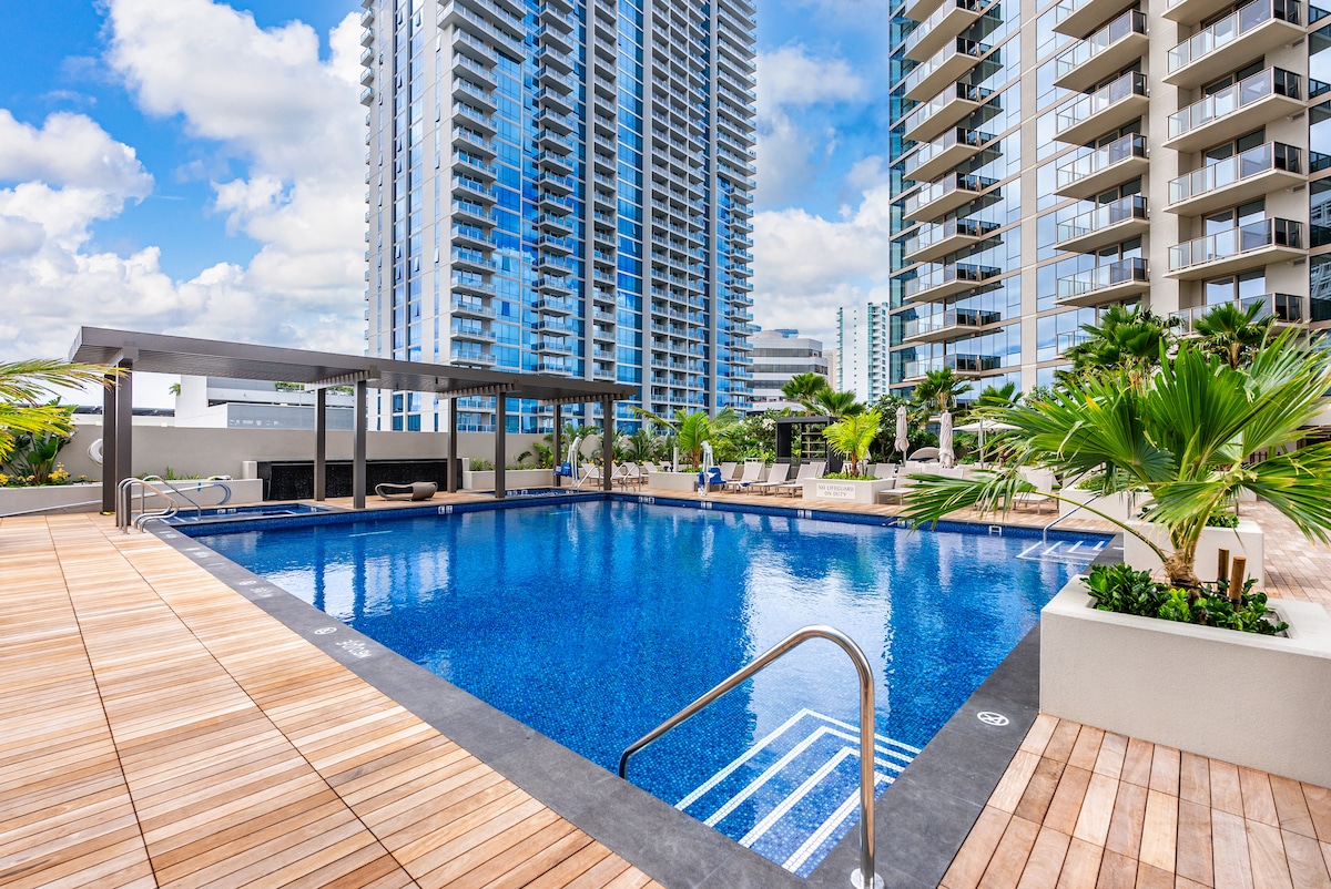 Curated visual reference: Visual Reference: Top Floor Luxury W Ocean Views Ala Moana Condo