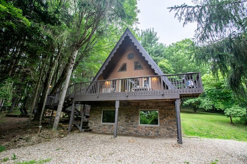 Rustic Chalet - Secluded with Hot Tub & Pool Table