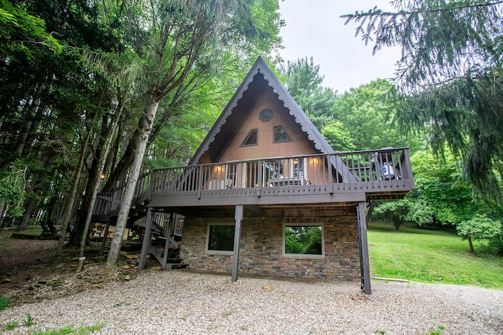 Rustic Chalet - Secluded with Hot Tub & Pool Table