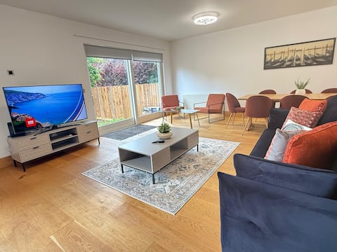 3-Bedroom Luxury Villa, Oxford, Free Parking, WiFi