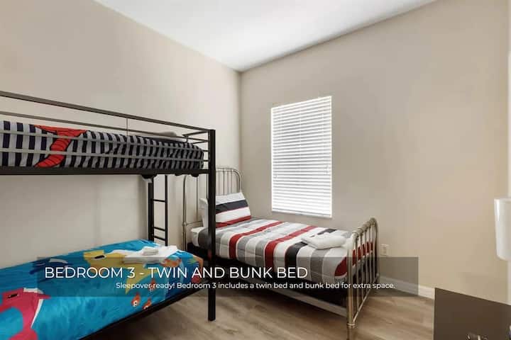 Zabavan i funkcionalan prostor – spavaća soba 3 ima dva odvojena ležaja i krevet na kat.