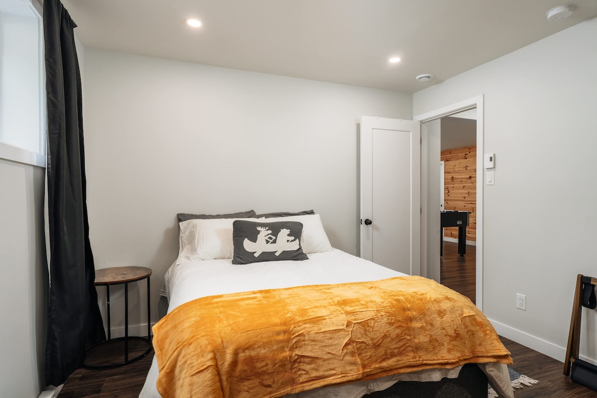 Sumérgete en un sueño profundo, luego despierta con juegos y risas compartidas.