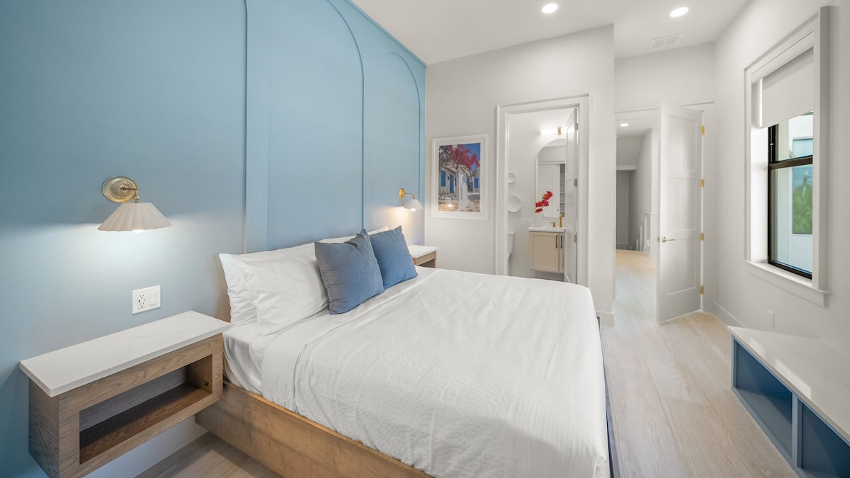 1-as gyvenamasis aukštas - miegamasis Nr. 3 - karališko dydžio lova ir vonios kambarys su vonios kambariu