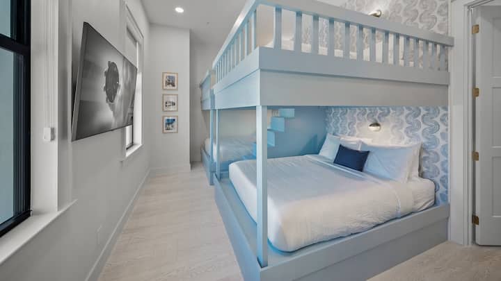 Qonaq Səviyyəsi 2 - Yataq Otağı 6 - Kraliça Ölçüsü İkimərtəbəli Çarpayılar (2) və geniş hamam otağı