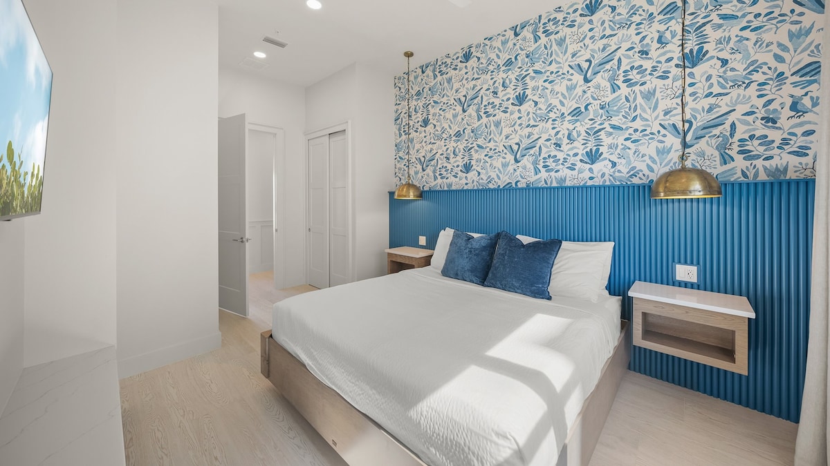 1-as gyvenamasis aukštas - miegamasis Nr. 4 - karališko dydžio lova ir vonios kambarys su vonios kambariu