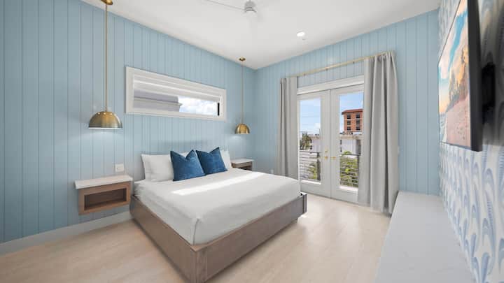 Yaşayış Səviyyəsi 2 - Əsas Yataq Otağı 1 - Kral Ölçüsü Çarpayı - Balkon Girişi - Geniş Hamam Otağı