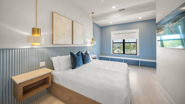 Qonaq Səviyyəsi 2 - Əsas Yataq Otağı 2 - Kral Ölçüsü Yataq və Otaq Hamam Otağı