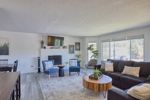 Family-Friendly 5BR Retreat – Hot Tub & Game Room