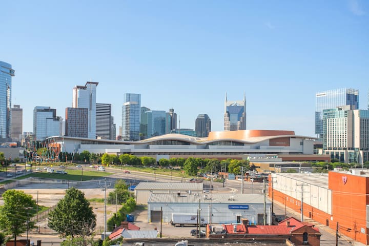 Midweek Broadway Condo – convenient and cozy