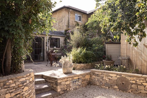 The Curated Country House