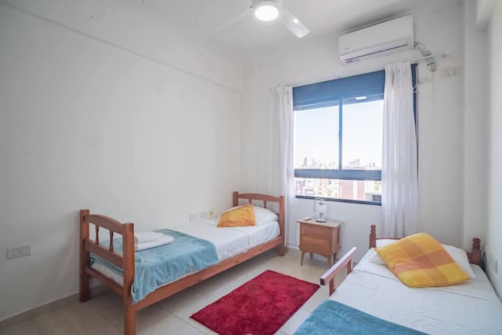 Krevet,fotografija cijele prostorije