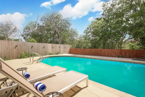 Pool house, with 3 bedrooms!